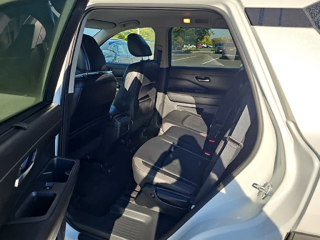 2024 Nissan Pathfinder Base